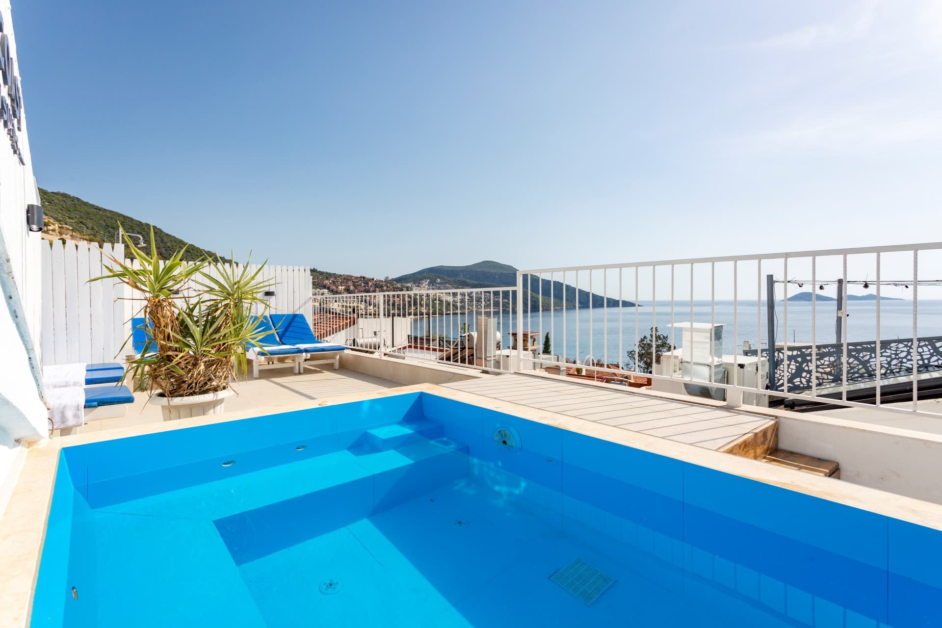 Westcoast Kalkan Suites — Kalkan terası ve havuz